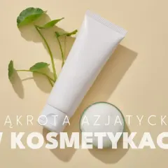Biała tubka kosmetyku i gałązka z listkami wąkroty azjatyckiej na beżowym tle. Napis: "Wąkrota azjatycka w kosmetykach".