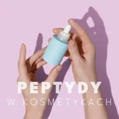 Dłonie trzymające błękitną buteleczkę z pipetką. Napis "PEPTYDY W KOSMETYKACH" sugeruje ich zbawienne peptydy efekty dla skóry.
