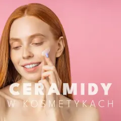 Ruda kobieta z piegami aplikuje krem na policzek. Tekst: "Ceramidy w kosmetykach". Niacynamid i ceramidy to klucz do zdrowej skóry.