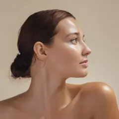 Profil kobiety z lśniącą cerą, idealny przykład do nauki, jak rozpoznać typ cery.