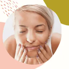 Delikatny peeling enzymatyczny w ciąży dla promiennej cery. Kobieta z zamkniętymi oczami delikatnie masuje twarz.