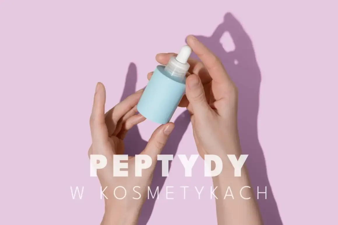 Dłonie trzymające błękitną buteleczkę z pipetką. Napis "PEPTYDY W KOSMETYKACH" sugeruje ich zbawienne peptydy efekty dla skóry.