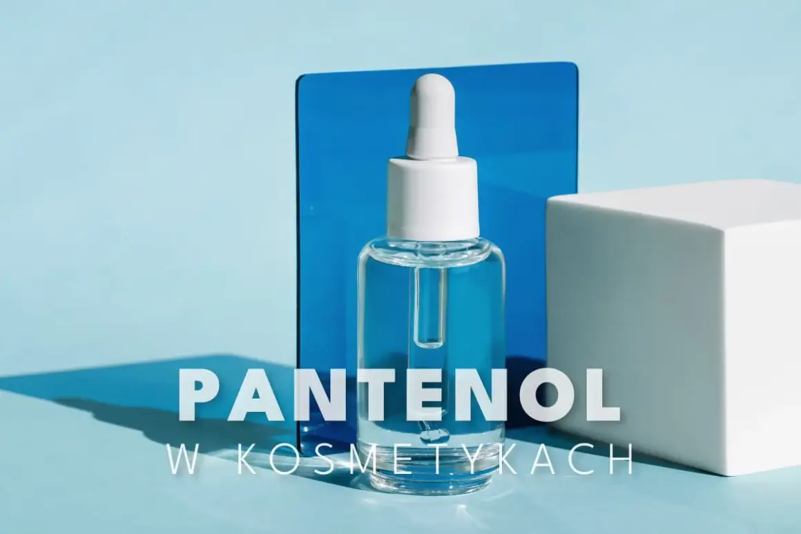 Szklana buteleczka z pipetką, pełna przejrzystego płynu, na tle błękitu i geometrycznych form. Odkryj, jakie panthenol na twarz efekty możesz uzyskać!