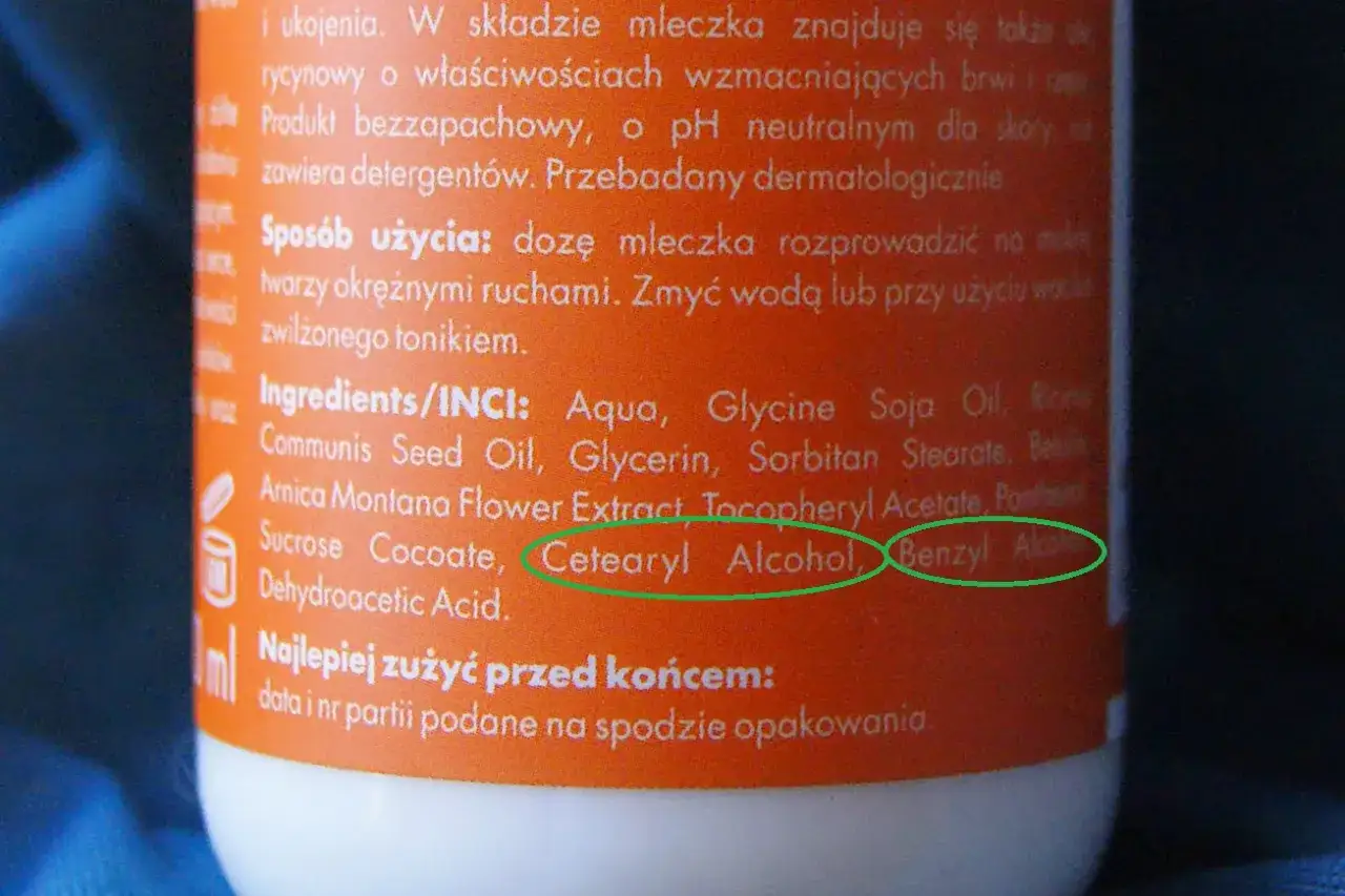 Składniki INCI: Cetearyl Alcohol, Benzyl Alcohol. Ten alkohol denat w kosmetykach jest często stosowany jako emulgator i konserwant.