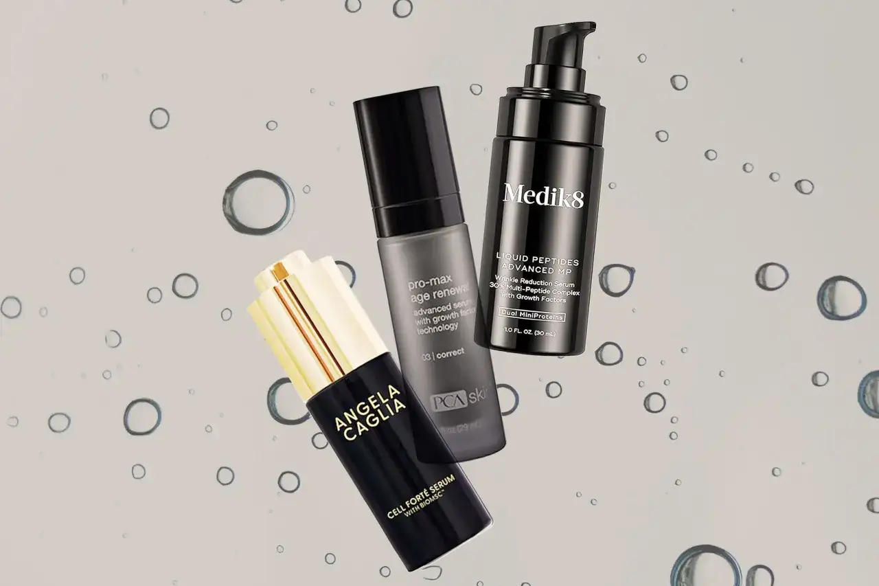 Trzy luksusowe serum do twarzy, w tym Medik8 z peptydami i czynniki wzrostu, PCA Skin oraz Angela Caglia, unoszą się na tle bąbelków.